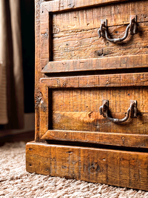 Old Fashion Nightstand - 3 Drawers