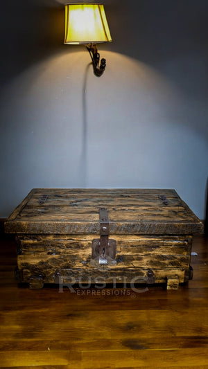 Old Fashion Capitan Coffe Table Set