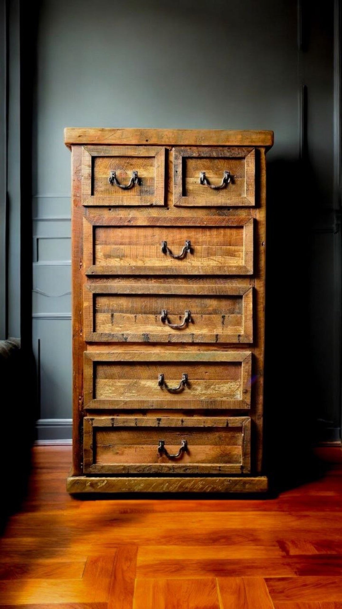 Wooden chest of drawers with six compartments
